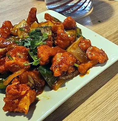 Chilli chicken with green peppers and onion
